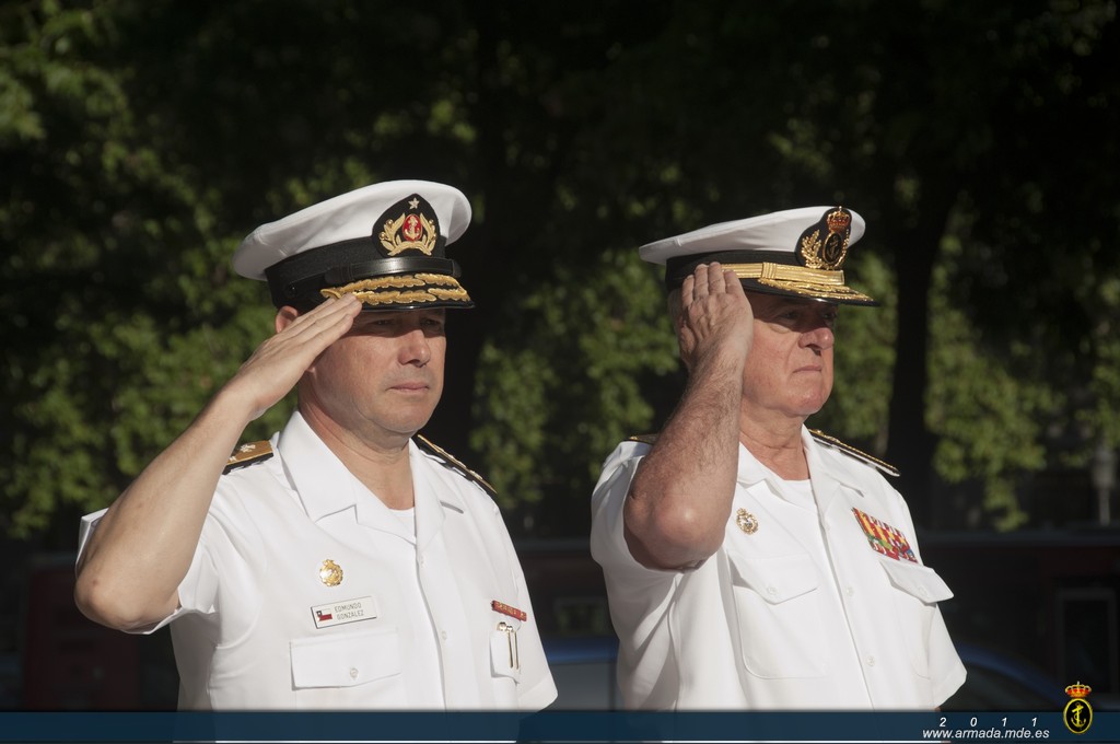El AJEMA acompañado del almirante González recibiendo honores.